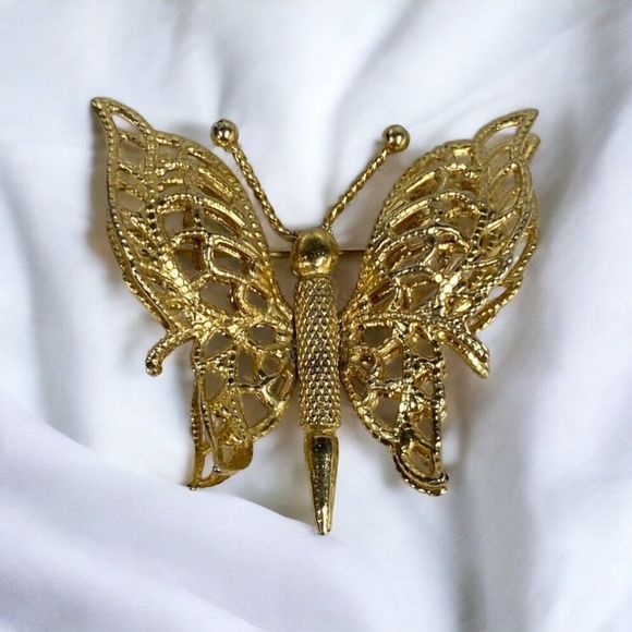 Monet Gold Tone Signed Filigree Butterfly Bug Insect Brooch Pin - Picture 1 of 7
